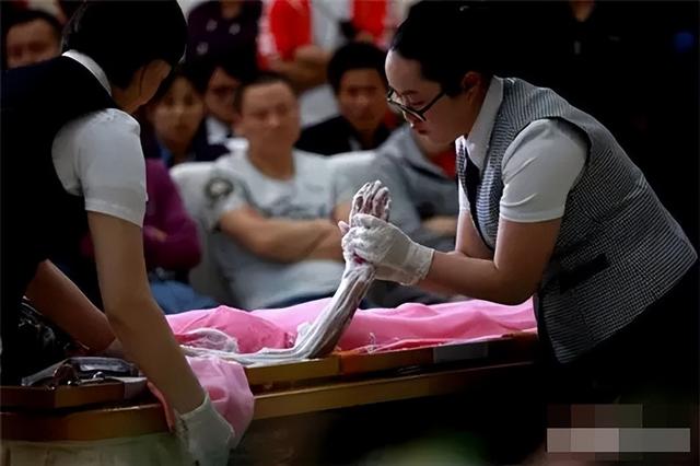 上海85后美女入殓师吴津娜:服务过75000具尸体,从不参加婚礼
