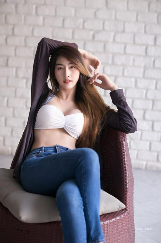 长发正妹胸前一块布，浑圆饱满整个炸出！