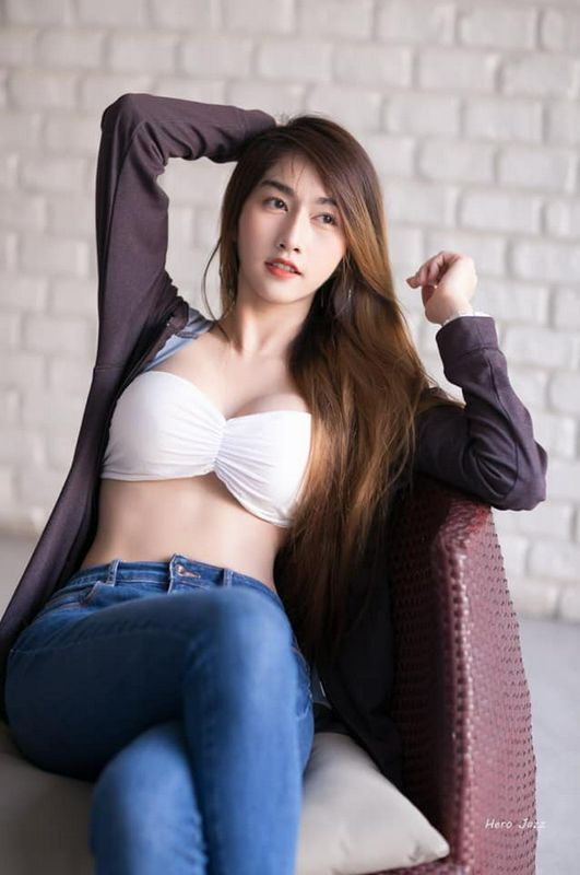 长发正妹胸前一块布，浑圆饱满整个炸出！