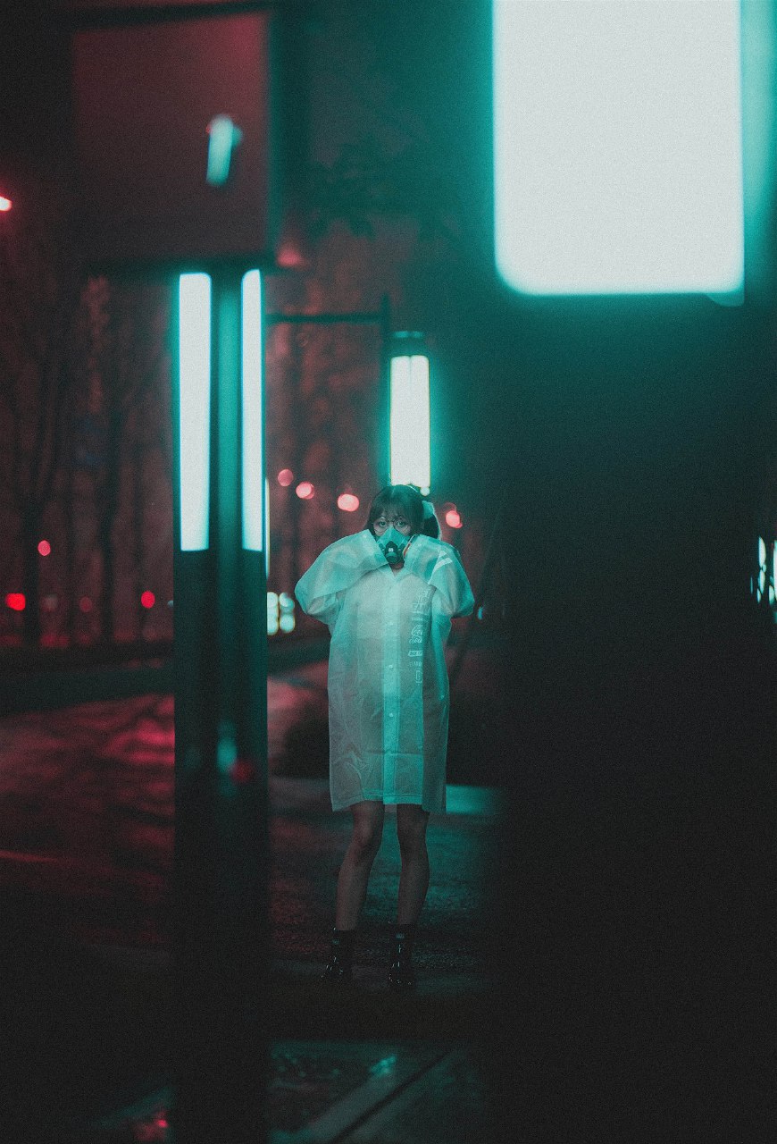 柚木雨中的赤裸精灵