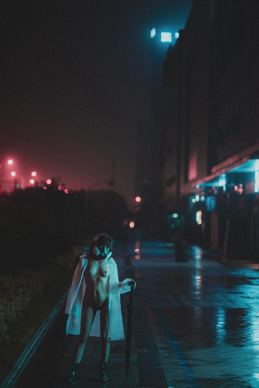 柚木雨中的赤裸精灵