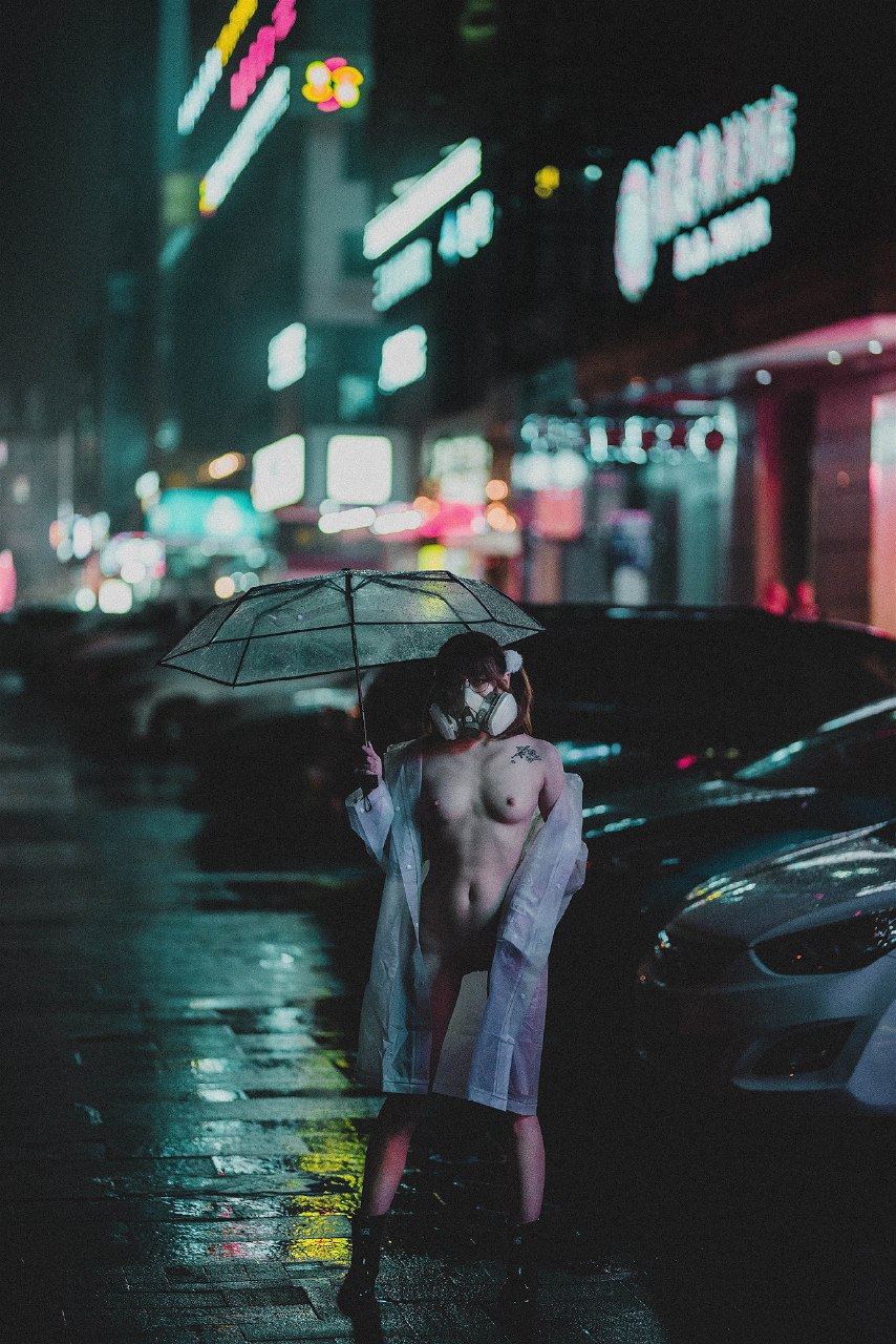 柚木雨中的赤裸精灵