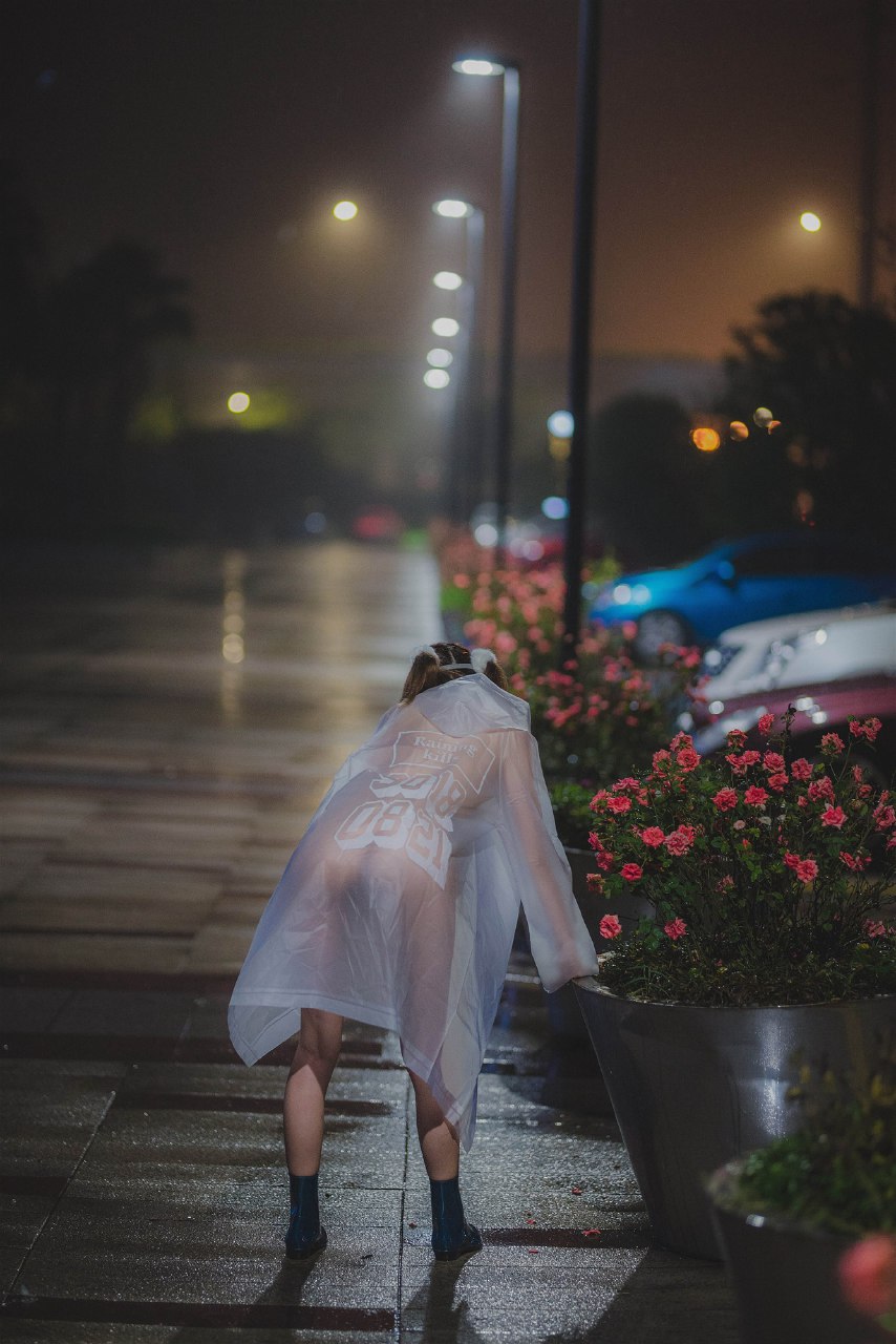 柚木雨中的赤裸精灵