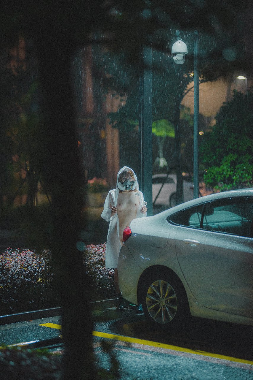 柚木雨中的赤裸精灵