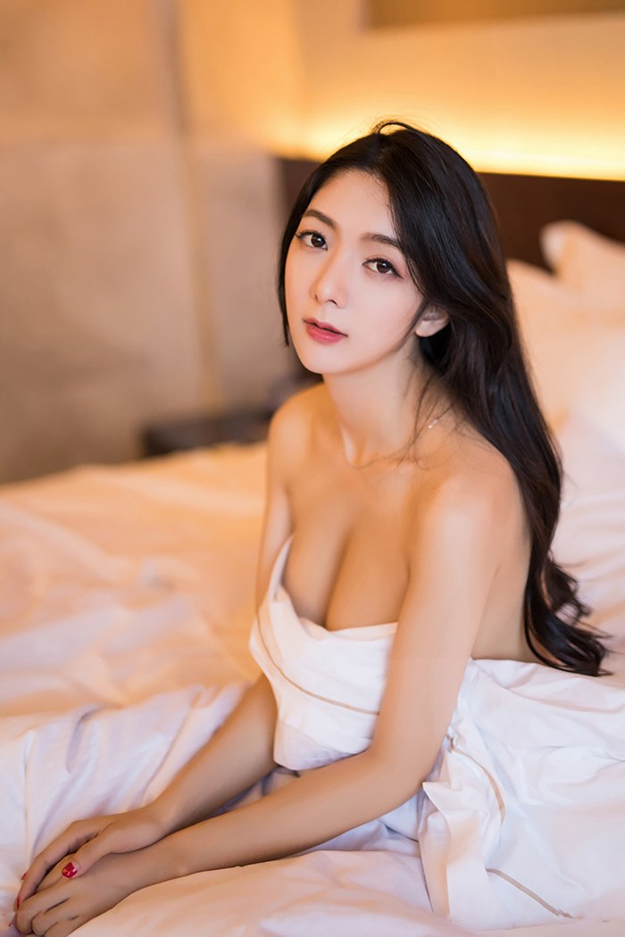俏丽佳人小热巴丝滑肌肤