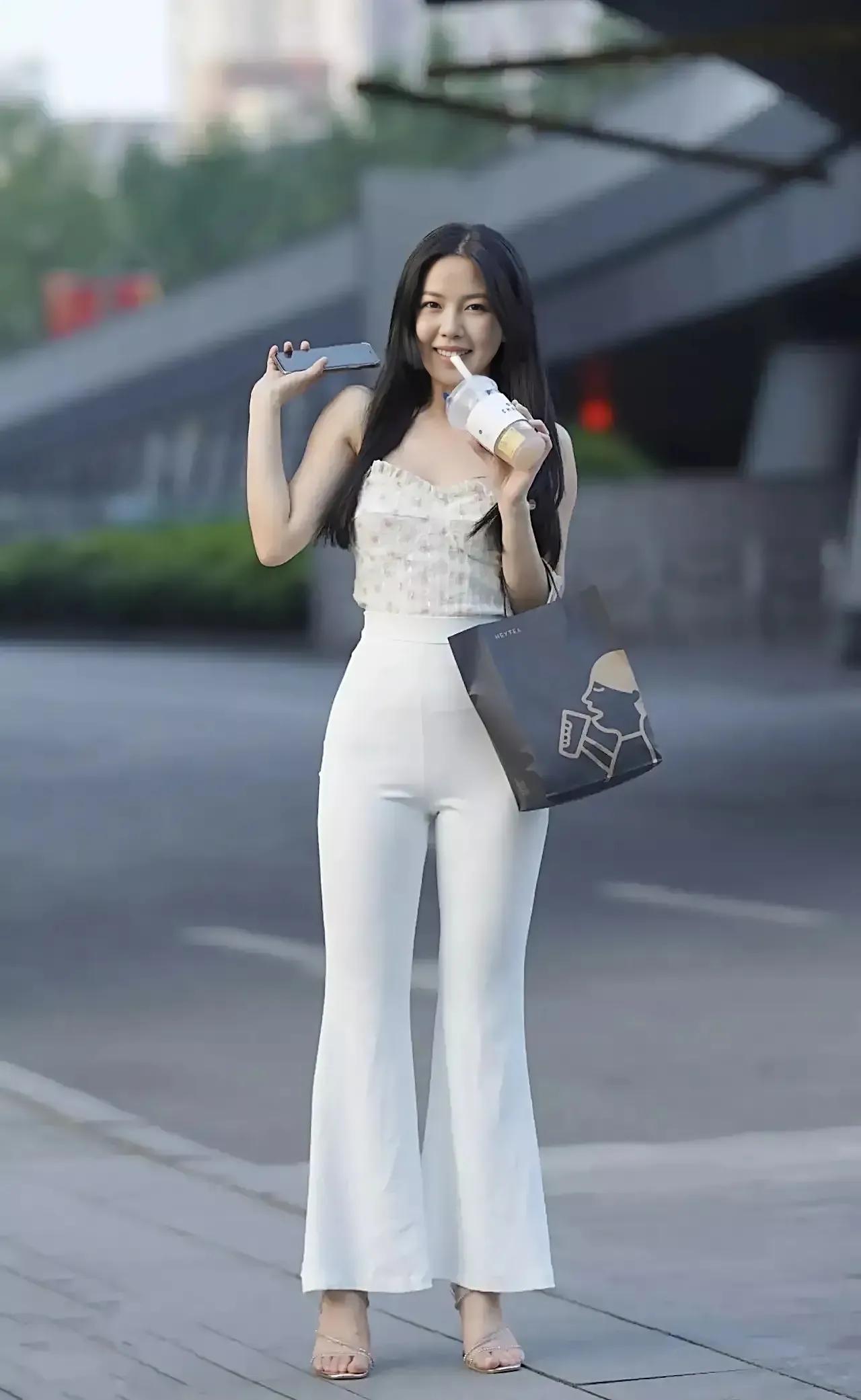 白色休闲裤
