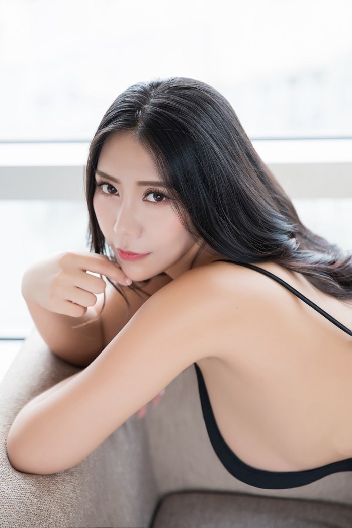 巨乳美女安儿白嫩美腿大翘臀