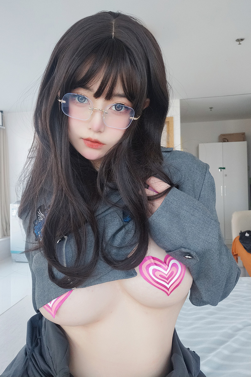 丰满呆萌妹子杨静娜身材性感颜值高