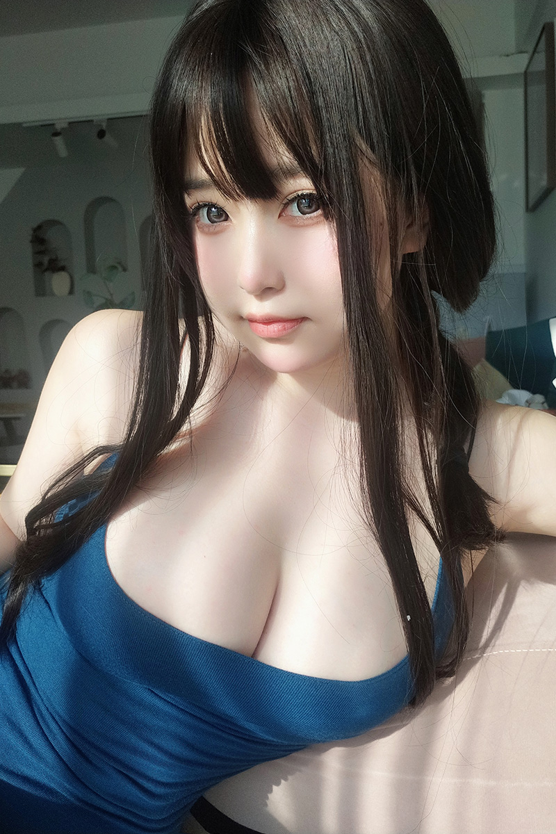 丰满呆萌妹子杨静娜身材性感颜值高