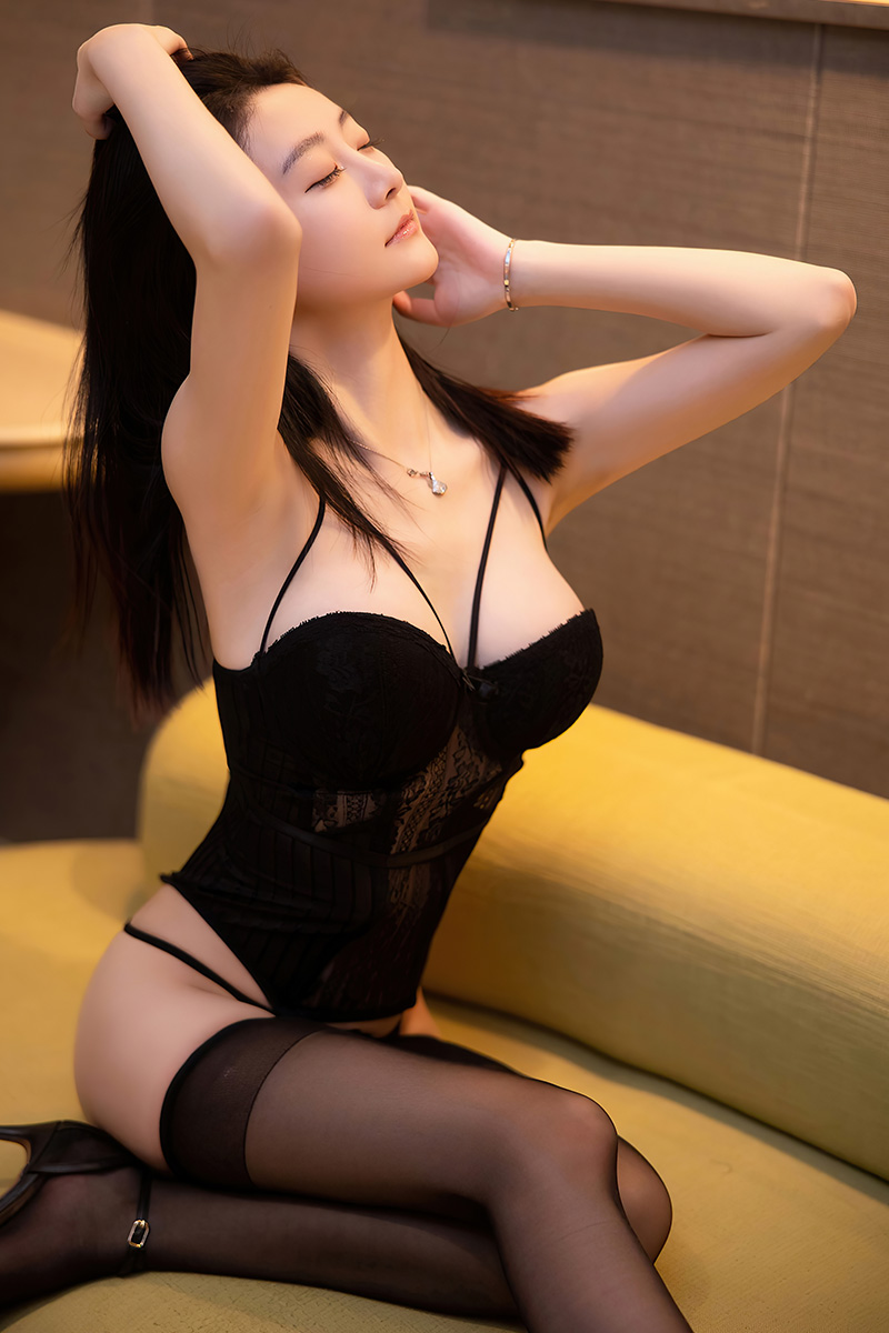 丰满呆萌妹子杨静娜身材性感颜值高