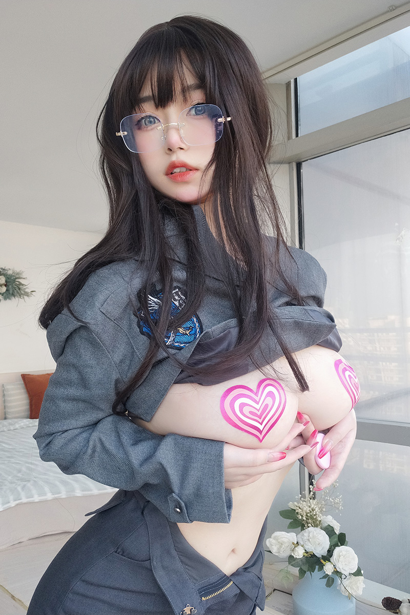 丰满呆萌妹子杨静娜身材性感颜值高