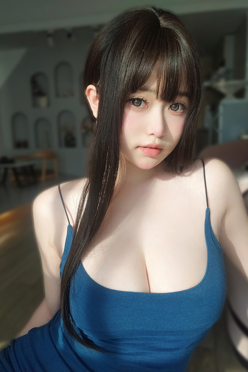 丰满呆萌妹子杨静娜身材性感颜值高