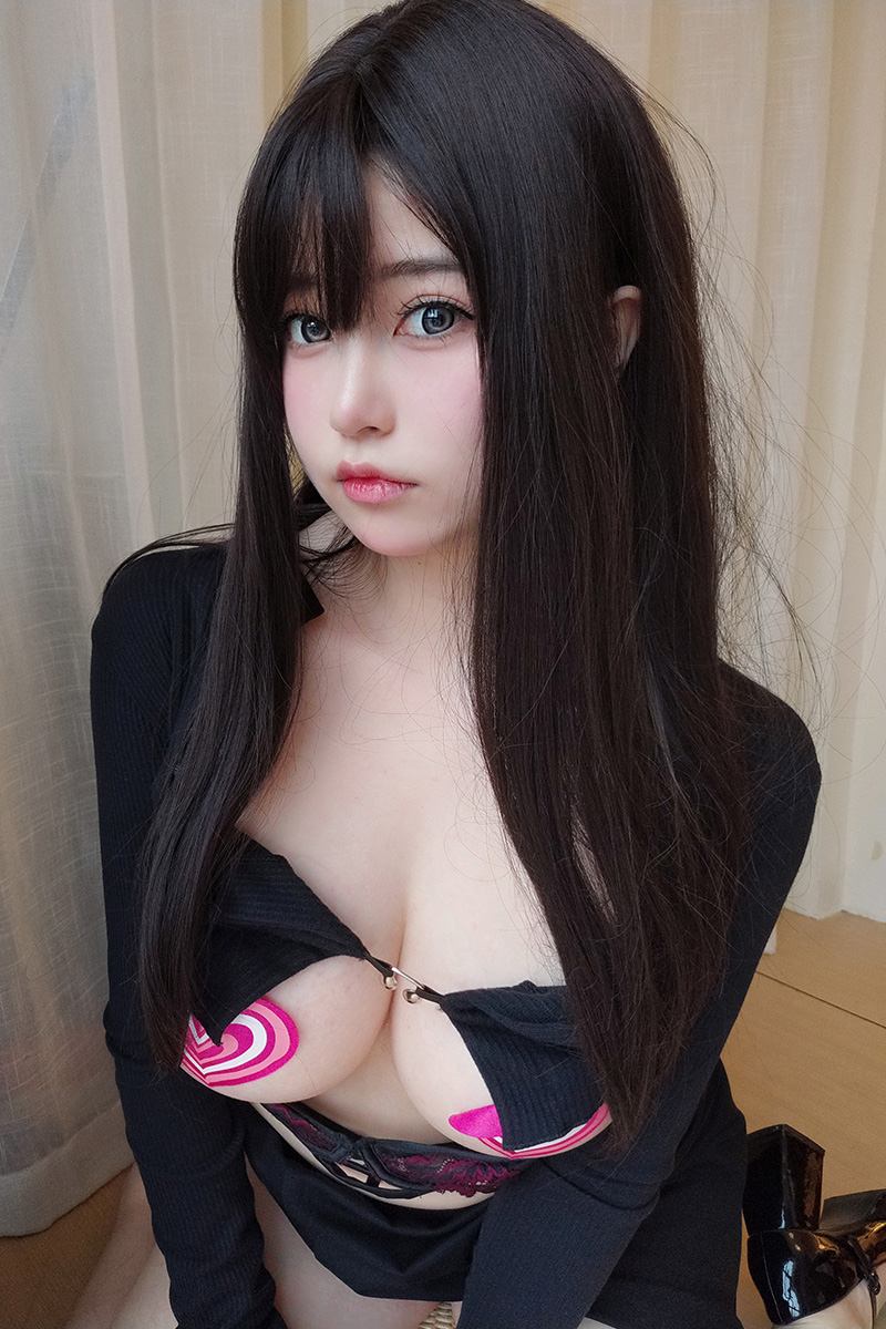 丰满呆萌妹子杨静娜身材性感颜值高