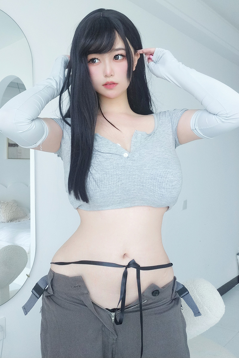 丰满呆萌妹子杨静娜身材性感颜值高