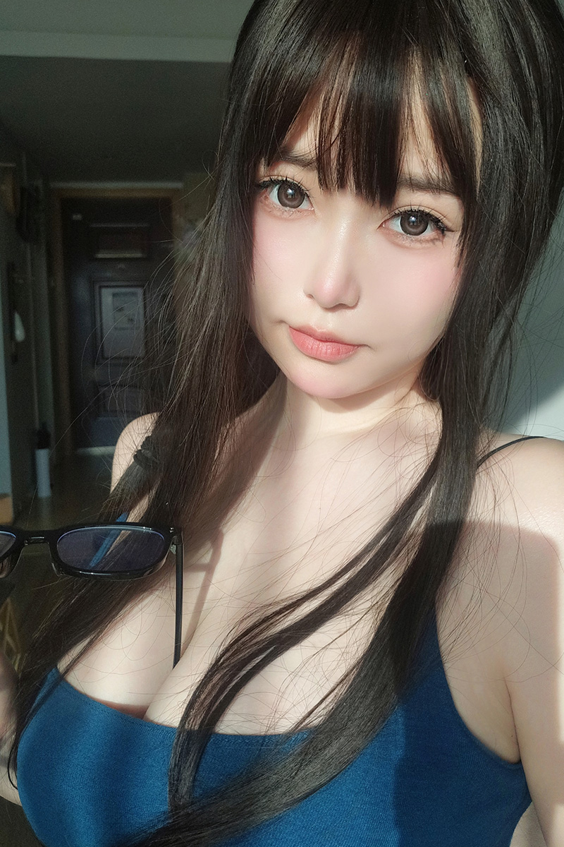 丰满呆萌妹子杨静娜身材性感颜值高