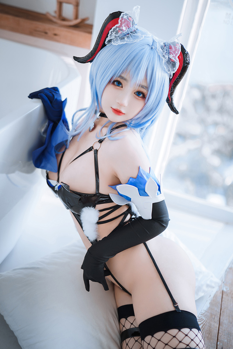 可爱女孩子乳房非常饱满