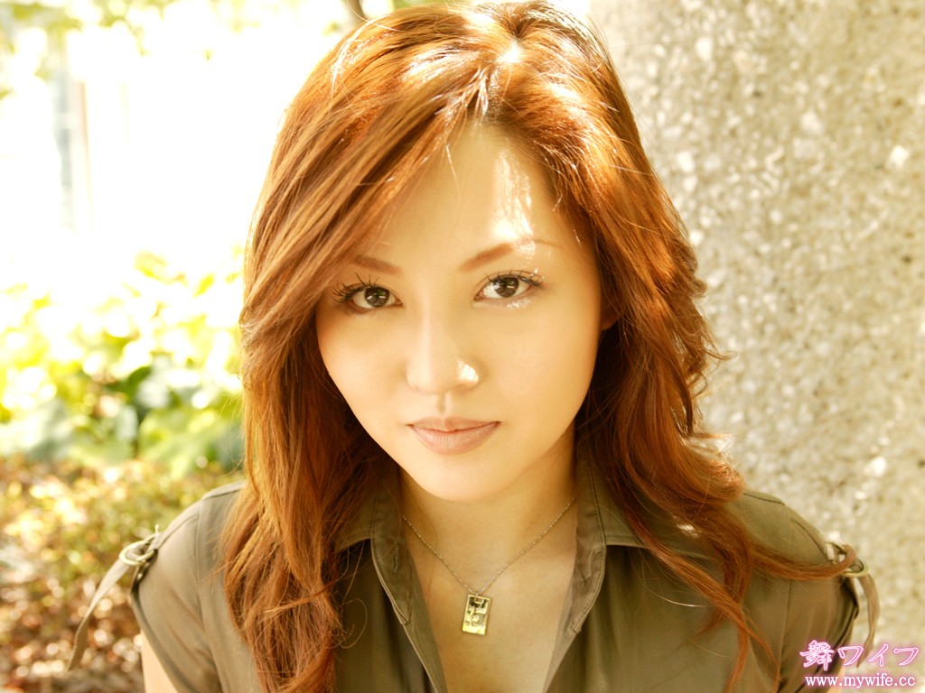 身材很棒，也高挑，绝对的一个冷艳美女，还是很嫩的