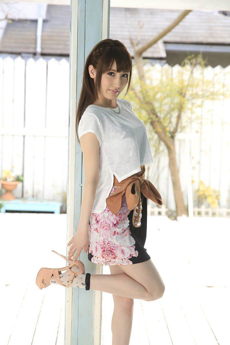 脱光少妇的衣服，拿工具来慢慢玩她,刺激