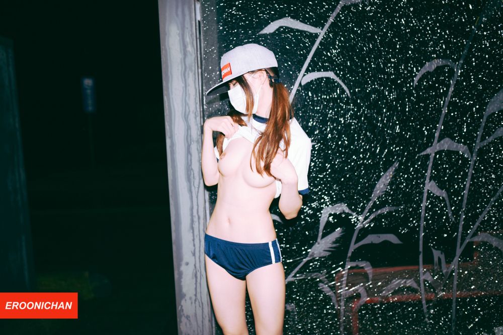 雨夜野外露出的顶端妹子