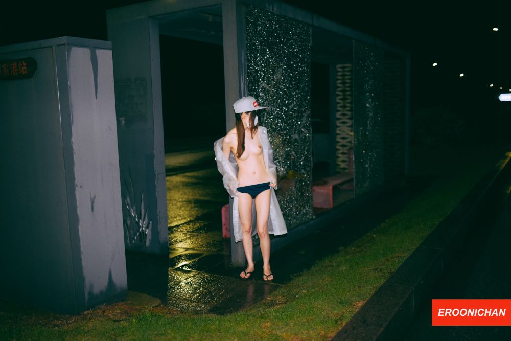 雨夜野外露出的顶端妹子