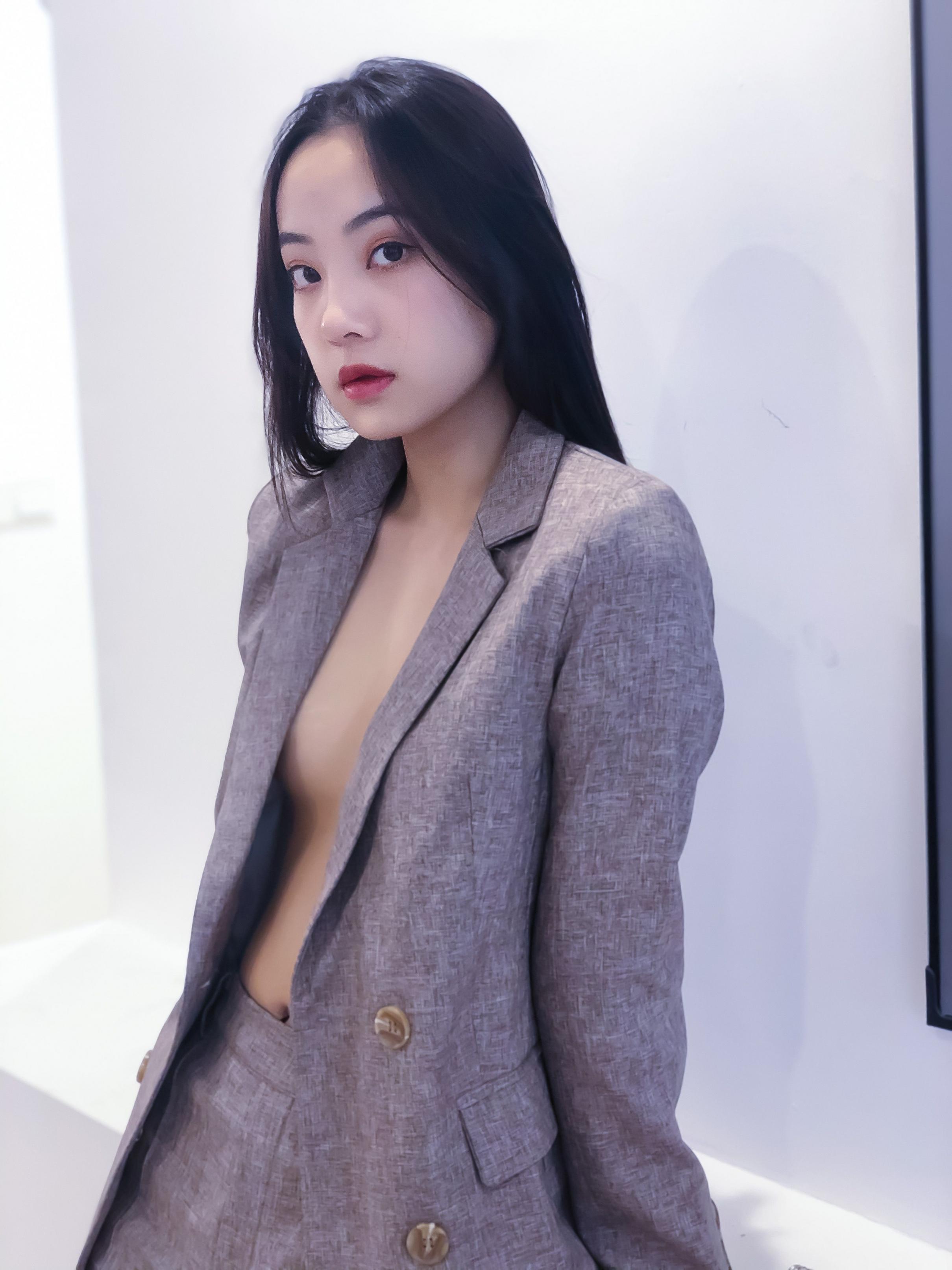 粉嫩的乳房爽滑的黑丝娇嫩的妹子