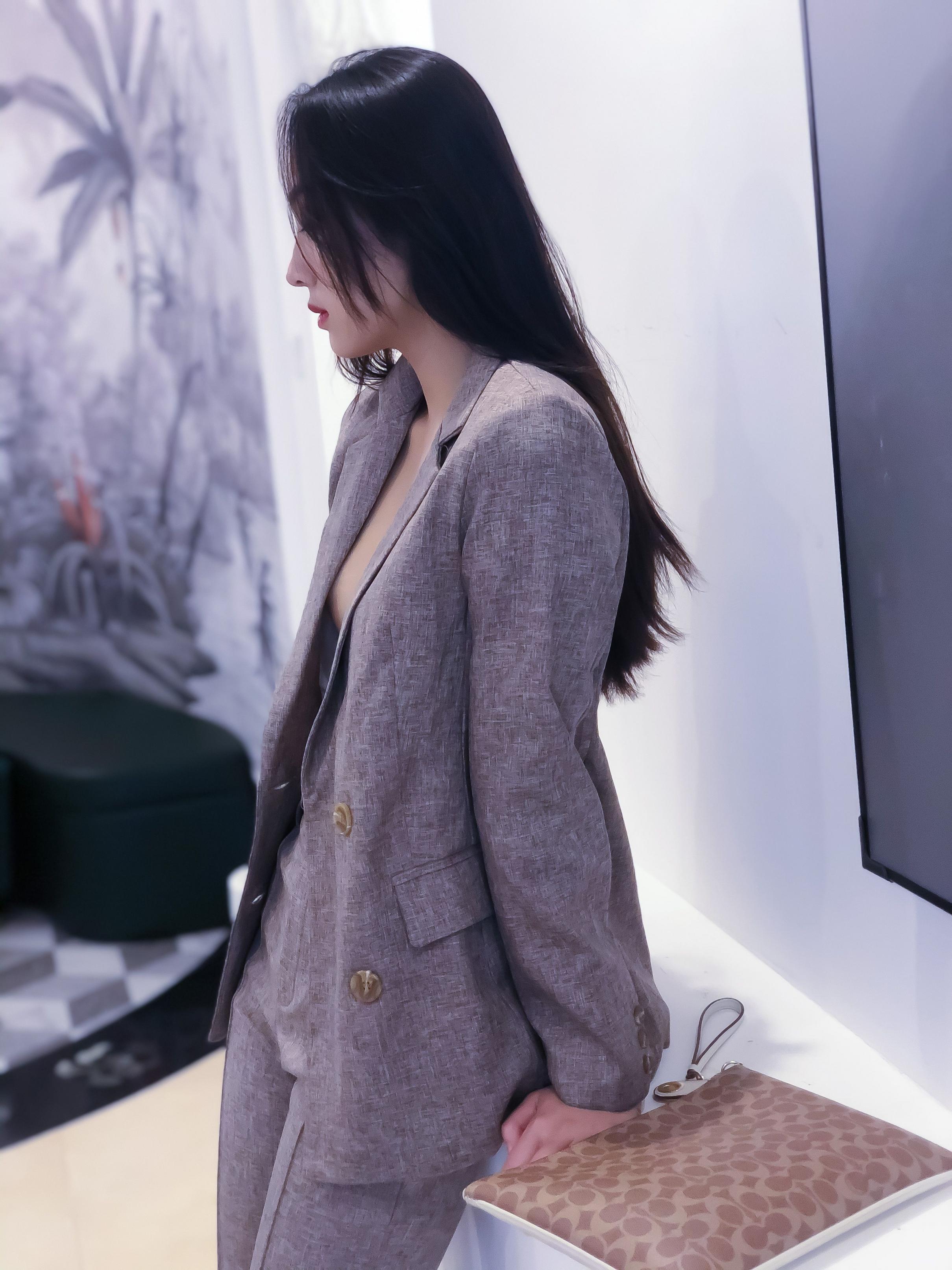 粉嫩的乳房爽滑的黑丝娇嫩的妹子图片