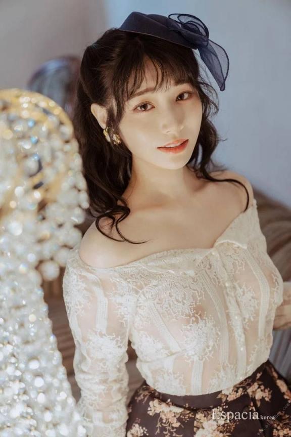分享 两套有头有脸又有点的写真