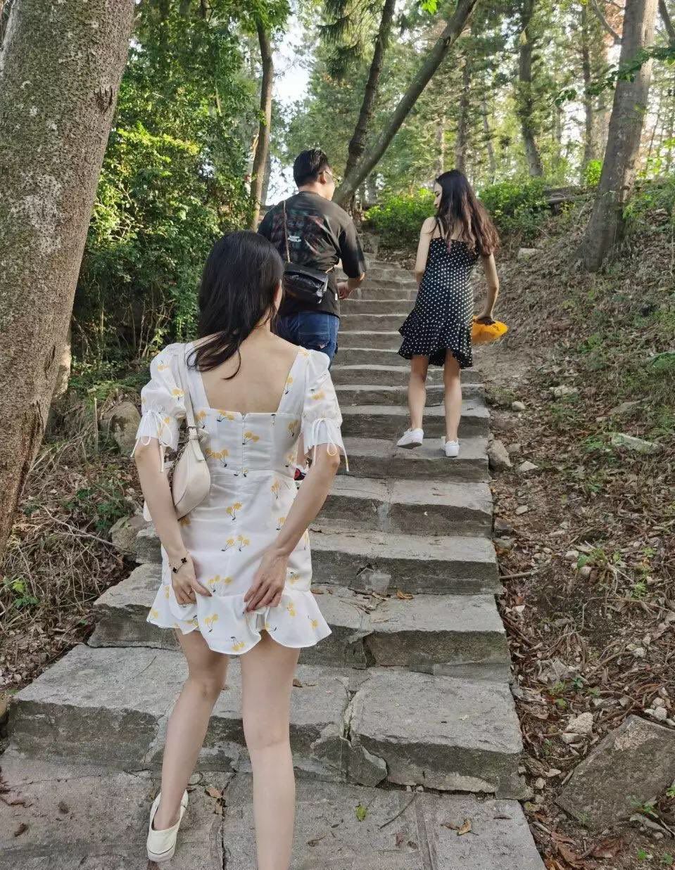 国产崛起之越来越多的妹子爱上了野外漏出