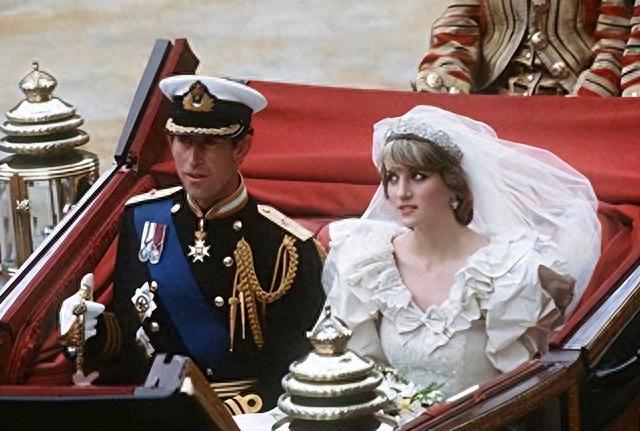 女王登基70年庆典，“老太子”查尔斯出尽风头，安妮公主骑马好帅