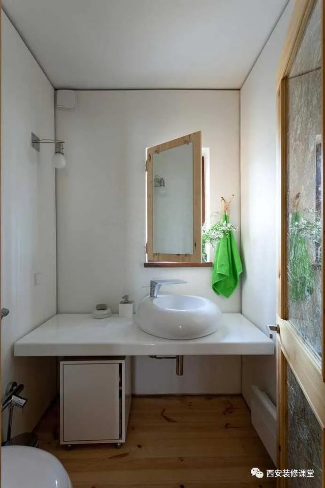 浴柜上头有窗户，镜子咋装？