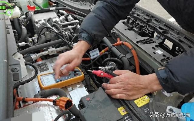 新能源汽车中如何利用电子诊断技术，对蓄电池电压故障进行维修