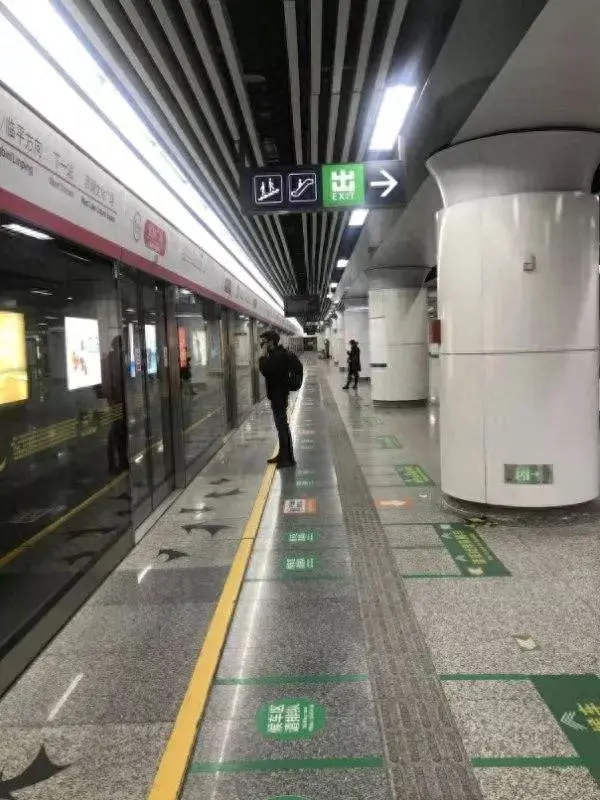 返岗第一个早高峰，杭州地铁是这般景象！主动相隔一米排队，没人说话，却有人担忧