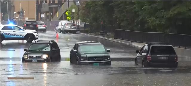 美国发洪水 街道水管爆裂 水喷冲天如瀑布 汽车搁浅 交通瘫痪