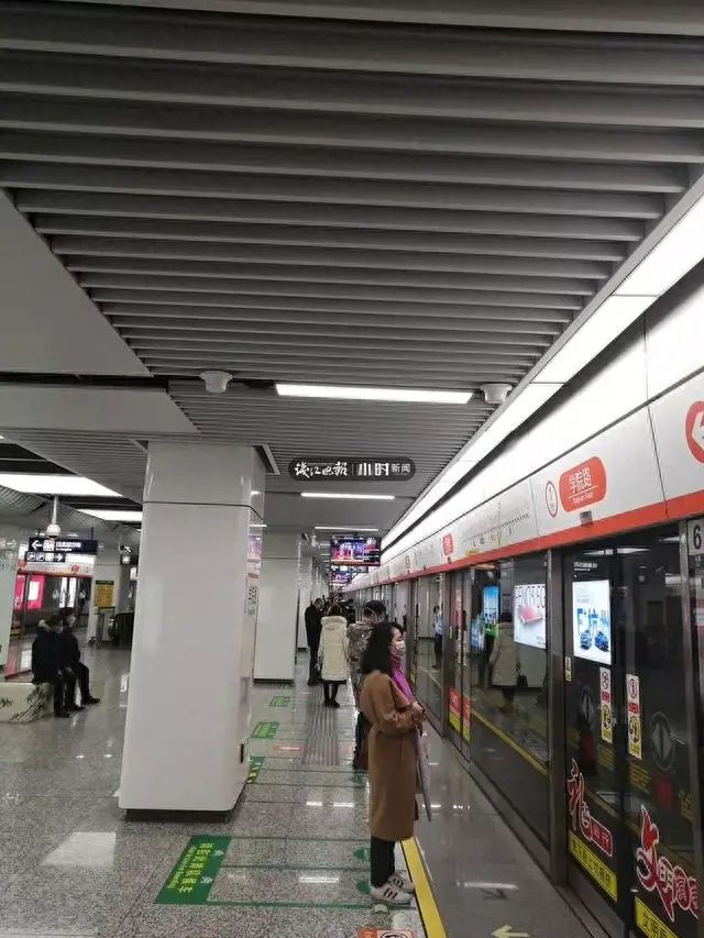 返岗第一个早高峰，杭州地铁是这般景象！主动相隔一米排队，没人说话，却有人担忧