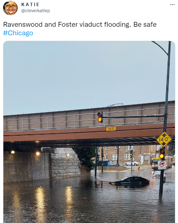 美国发洪水 街道水管爆裂 水喷冲天如瀑布 汽车搁浅 交通瘫痪