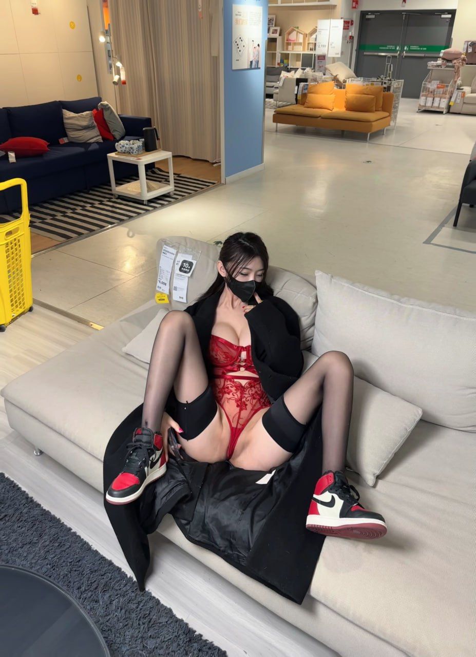 来啊，快活吧！美腿，美胸，美穴看个够吧！