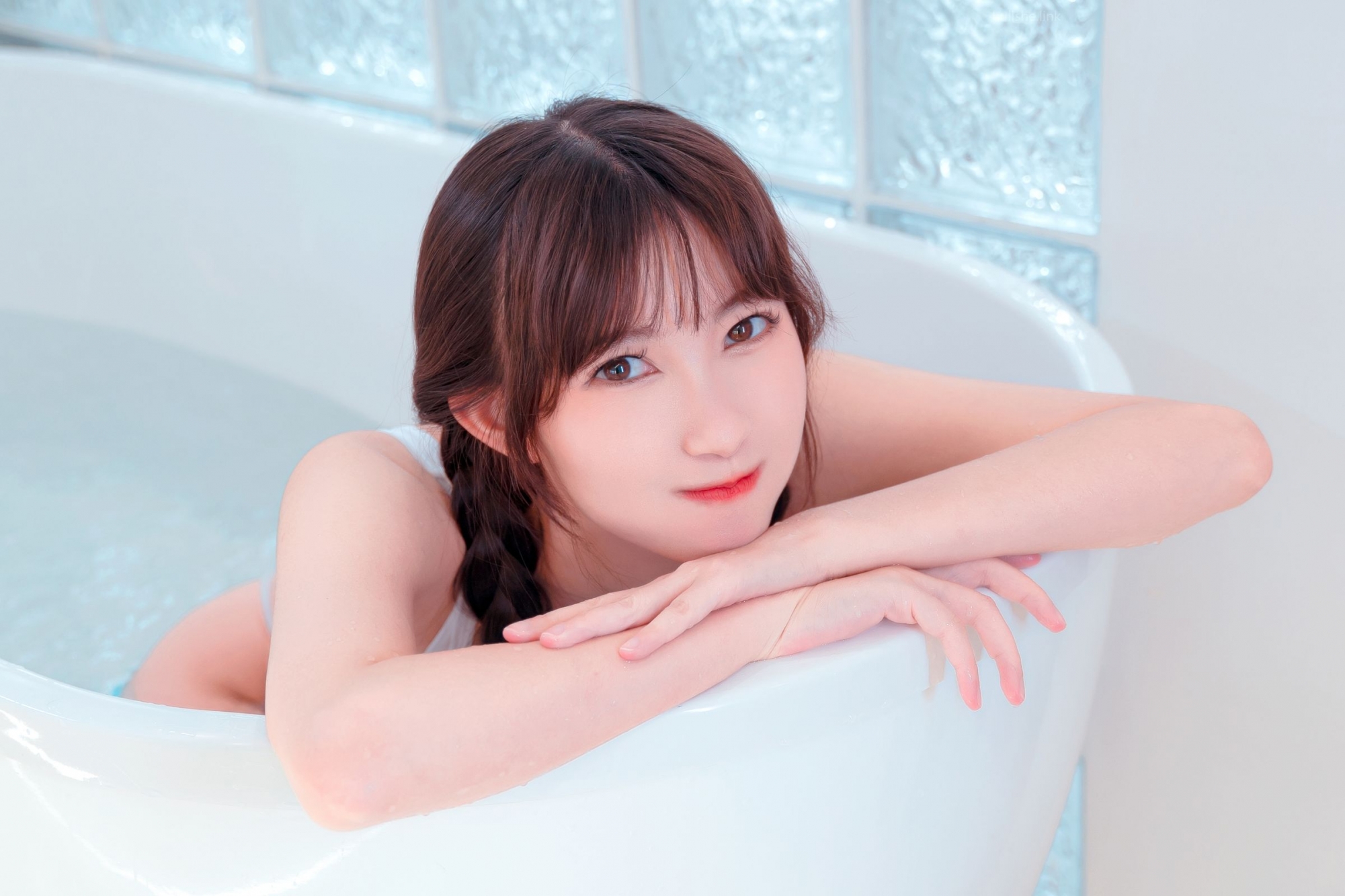鱼缸中的绝美白虎女神