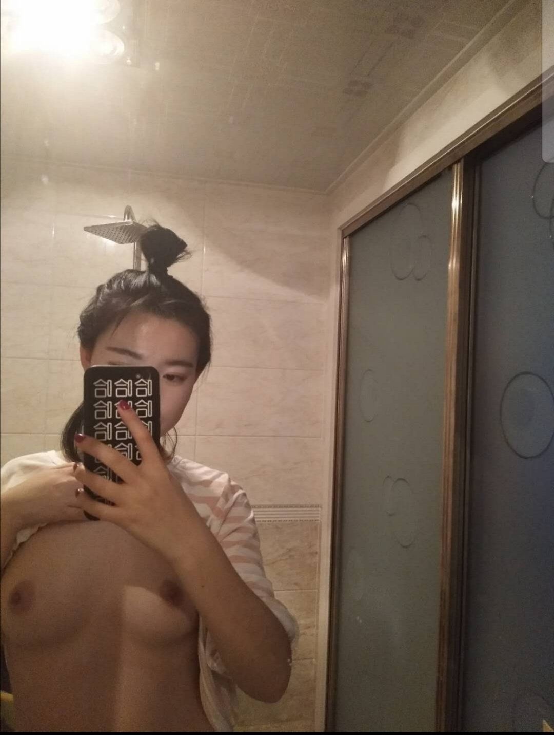 对镜自拍的妹子 千娇百媚 又纯又欲