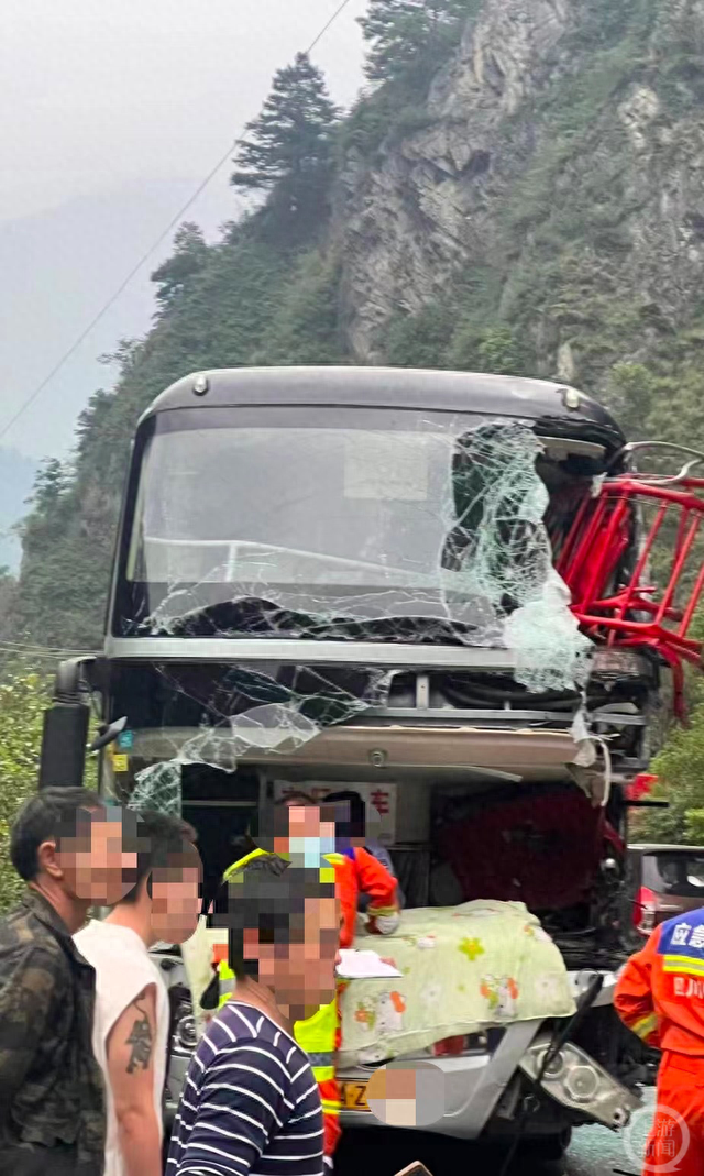 司机冒险超车差点两次撞车，四川旅游大巴车事故致19岁医学生死亡
