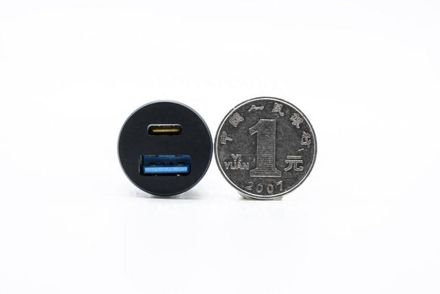 硬币大小的MINI氮化镓升降压车载充电器，首诺信65W车充测评