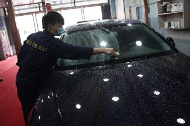 雨天汽车前挡玻璃刮不干净，都是它惹的祸，最好的解决办法就是这一个