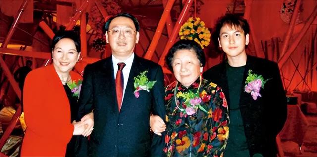 汤臣集团公子汤珈铖，父亲去世留上海133套房，一套市值2亿