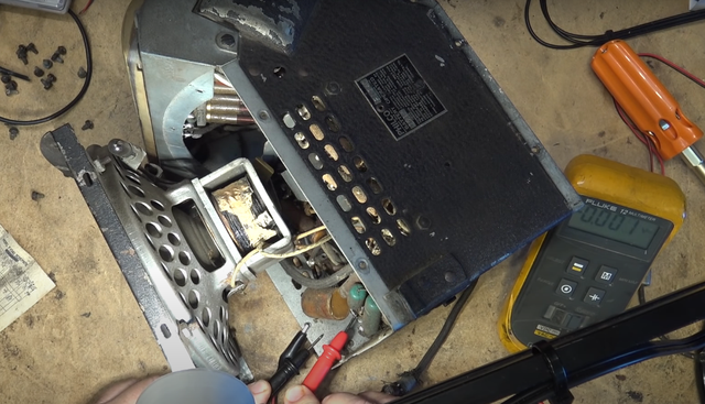 1948年福特汽车音响拆解维修，铝壳里面满满电子管，感觉真的好难