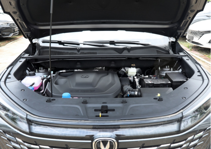 蓝电E5打开了SUV“油电同价”格局：9.98万能买插混SUV，还看啥CS75PLUS