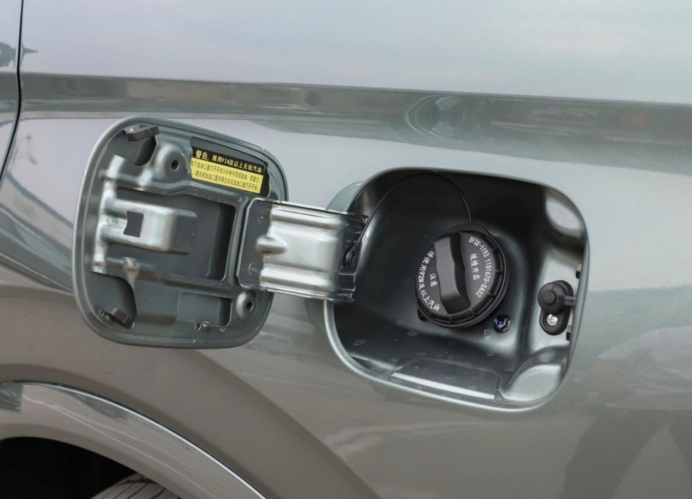 蓝电E5打开了SUV“油电同价”格局：9.98万能买插混SUV，还看啥CS75PLUS