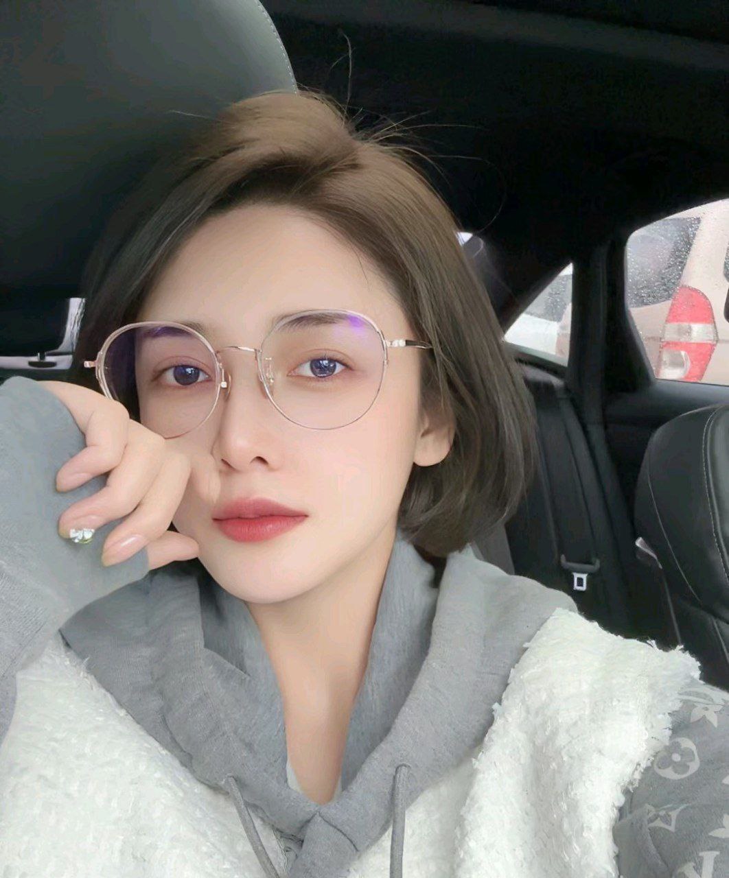 不怕反差婊有文化，就怕反差婊戴眼镜[118P]
