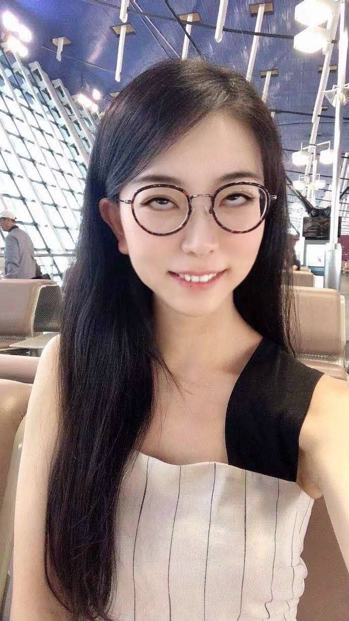 不怕反差婊有文化，就怕反差婊戴眼镜[118P]