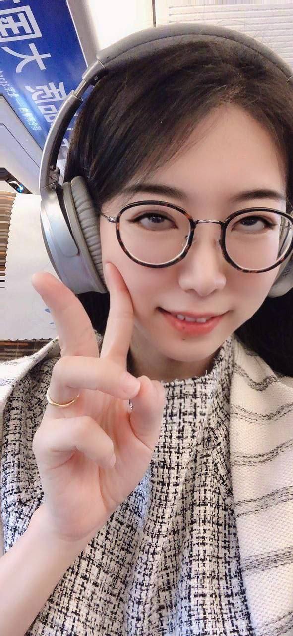 不怕反差婊有文化，就怕反差婊戴眼镜[118P]