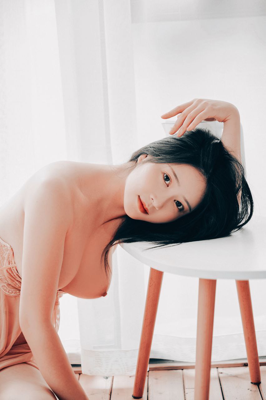 胸器逼人的大胸美女们性感内衣喷血大比拼[33P]