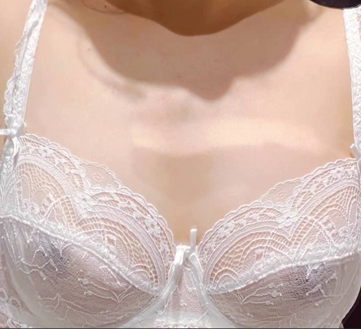胸器逼人的大胸美女们性感内衣喷血大比拼[33P]